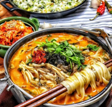 將圖片載入圖庫檢視器 [공항칼국수 43년전통] 원조버섯칼국수 김치 볶음밥 재료 포함 (2~3인분 밀키트)
